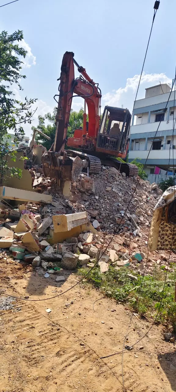 malleswari old building dismanlting works ajit singh nagar in vijayawada - Photo No.9