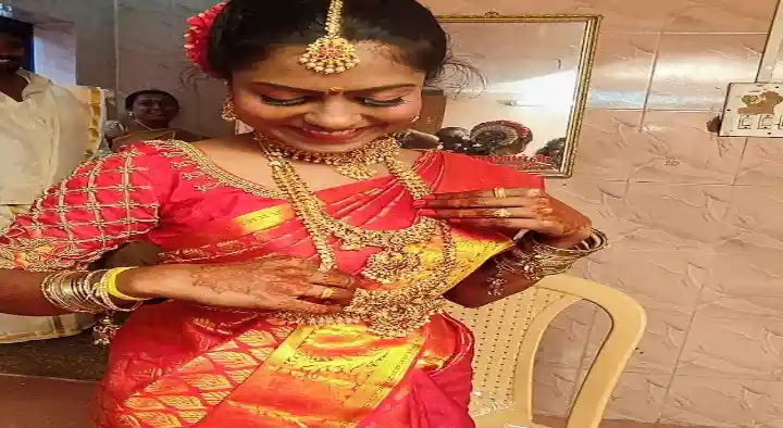 Shine Beauty Parlour in Thachanallur