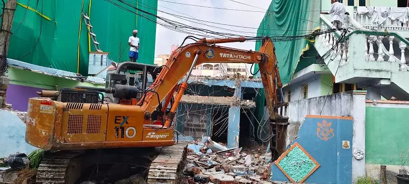 Malleswari Old Building Dismanlting Works Ajit Singh Nagar In Vijayawada - Photo No. 01