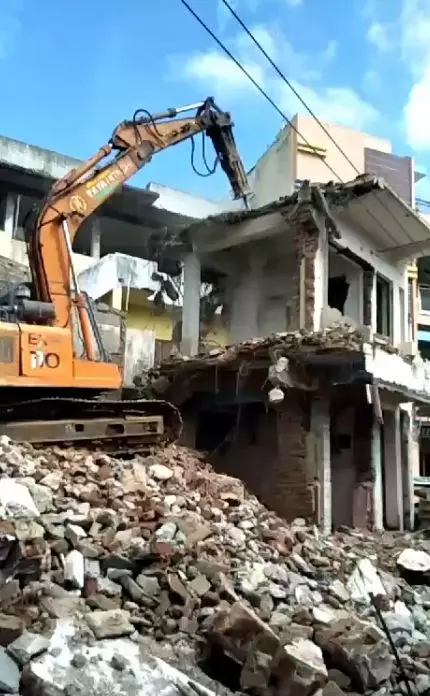 emmanuel old building demolition works in vundavalli - Photo No.4