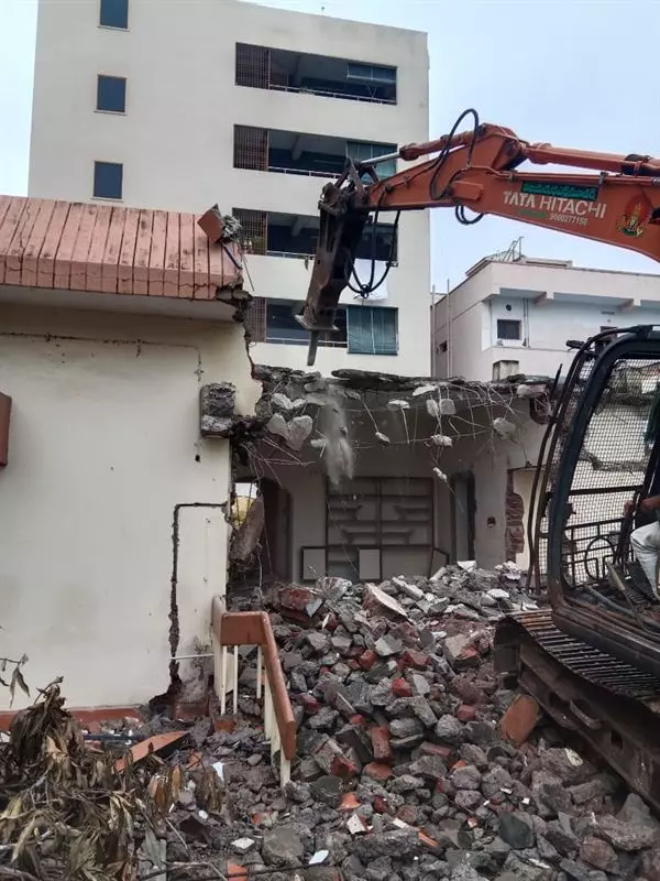 emmanuel old building demolition works in vundavalli - Photo No.1