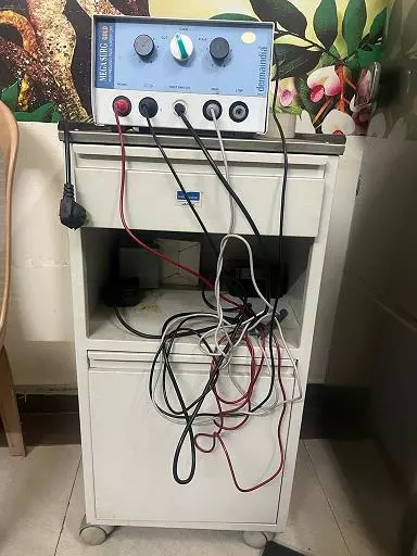 Vasavi Skin And Hair Laser Clinic Suryarao Peta In Vijayawada - Photo No. 01