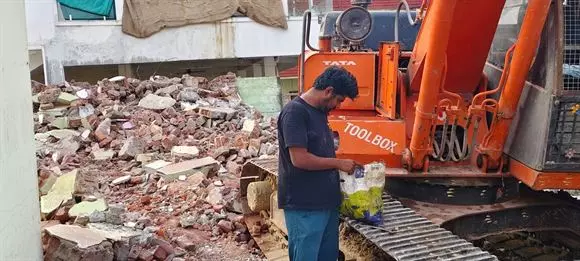 malleswari old building dismanlting works ajit singh nagar in vijayawada - Photo No.22