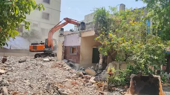 malleswari old building dismanlting works ajit singh nagar in vijayawada - Photo No.16