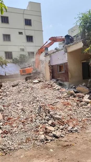 malleswari old building dismanlting works ajit singh nagar in vijayawada - Photo No.17