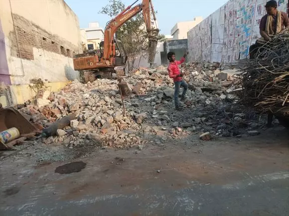 malleswari old building dismanlting works ajit singh nagar in vijayawada - Photo No.47