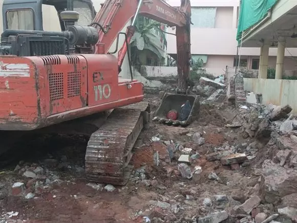 malleswari old building dismanlting works ajit singh nagar in vijayawada - Photo No.43