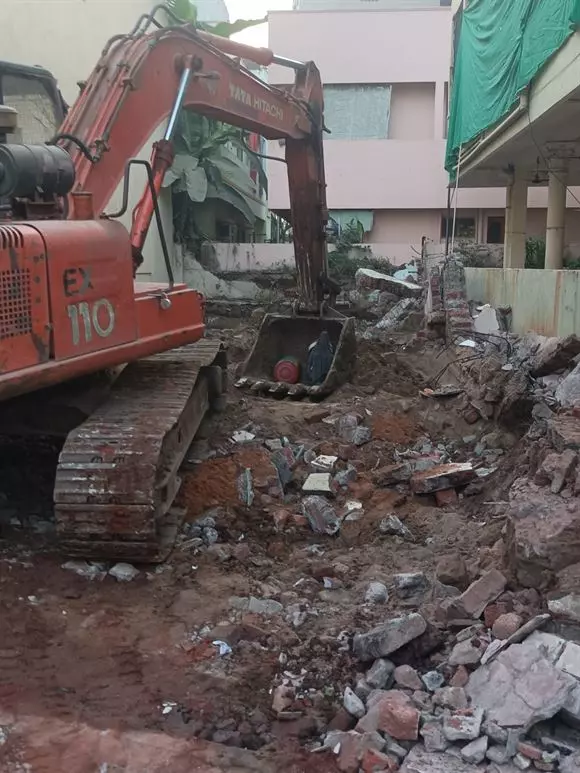 malleswari old building dismanlting works ajit singh nagar in vijayawada - Photo No.42