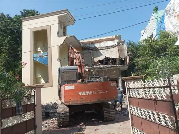 malleswari old building dismanlting works ajit singh nagar in vijayawada - Photo No.41