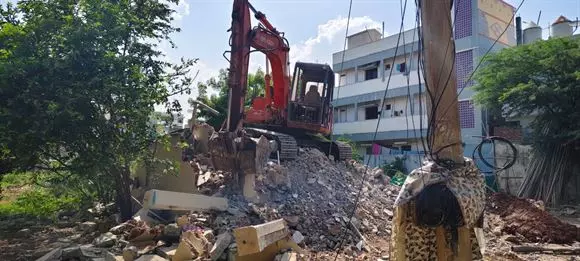 malleswari old building dismanlting works ajit singh nagar in vijayawada - Photo No.39