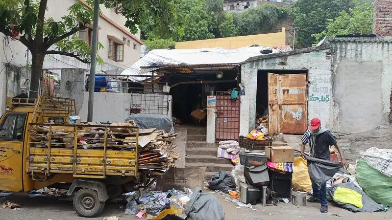 Swarna Jayanthi Old Scrap Moghalarajpuram In Vijayawada - Photo No. 01