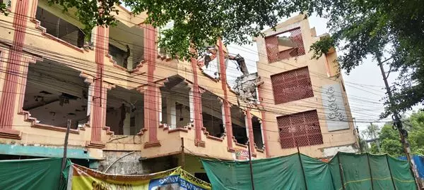 malleswari old building dismanlting works ajit singh nagar in vijayawada - Photo No.0