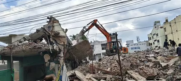 malleswari old building dismanlting works ajit singh nagar in vijayawada - Photo No.9