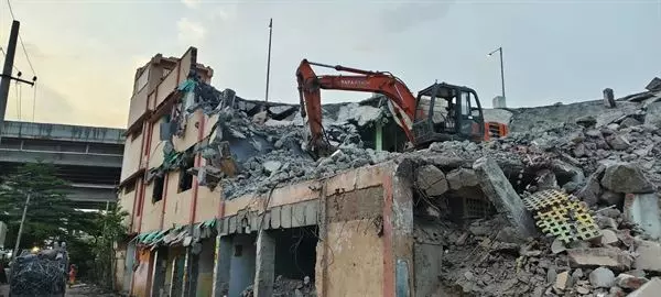 malleswari old building dismanlting works ajit singh nagar in vijayawada - Photo No.10