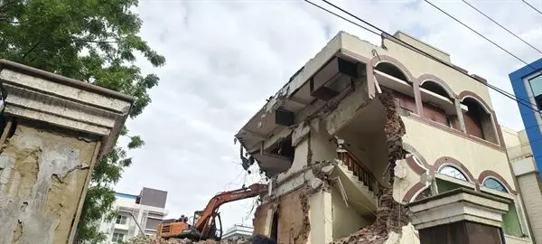malleswari old building dismanlting works ajit singh nagar in vijayawada - Photo No.11