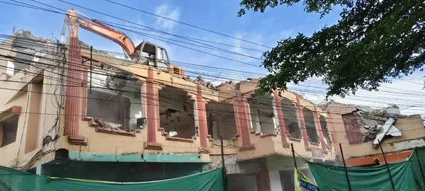malleswari old building dismanlting works ajit singh nagar in vijayawada - Photo No.12