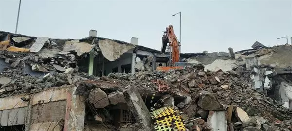 malleswari old building dismanlting works ajit singh nagar in vijayawada - Photo No.1
