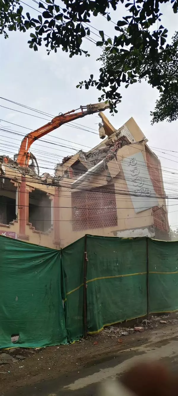 malleswari old building dismanlting works ajit singh nagar in vijayawada - Photo No.2