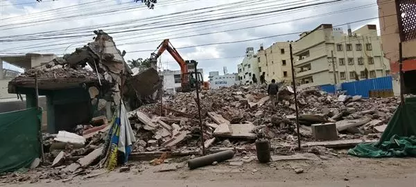 malleswari old building dismanlting works ajit singh nagar in vijayawada - Photo No.3