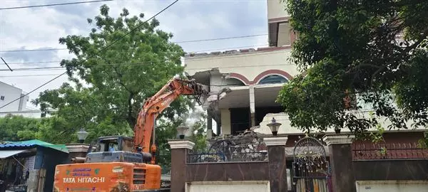 malleswari old building dismanlting works ajit singh nagar in vijayawada - Photo No.4