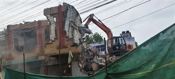 malleswari old building dismanlting works ajit singh nagar in vijayawada - Photo No.5
