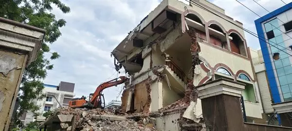 malleswari old building dismanlting works ajit singh nagar in vijayawada - Photo No.6