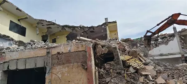 malleswari old building dismanlting works ajit singh nagar in vijayawada - Photo No.7