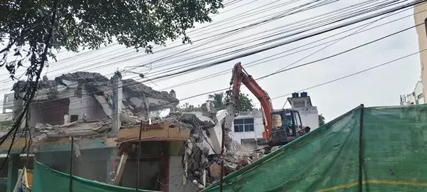 malleswari old building dismanlting works ajit singh nagar in vijayawada - Photo No.8